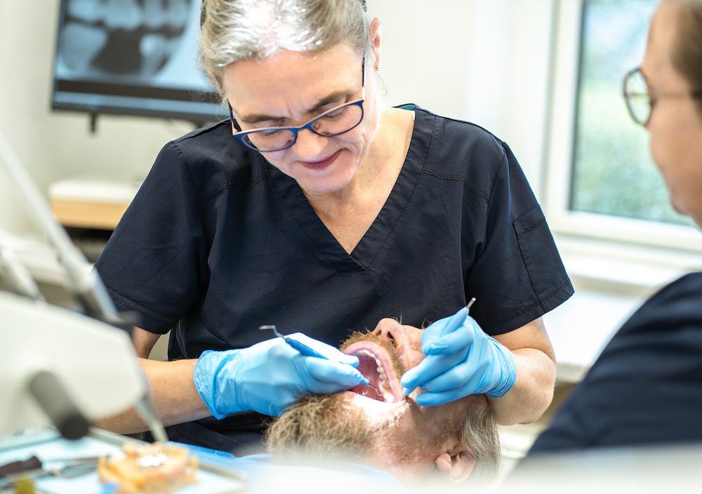 Tandlæge Joy Breinstrup. Klinikassistent Helle Bigum. Tandlægerne Hundebøll & Fruelund, Ulstrup