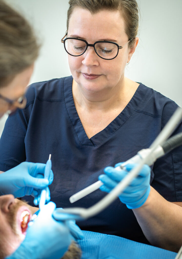 Klinikassistent Helle Bigum, behandling hos Tandlægerne Hundebøll & Fruelund, Ulstrup